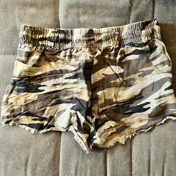 Express women’s camouflage shorts - Picture 2 of 3